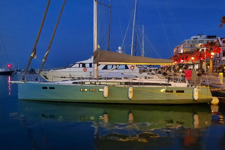 Aura 57 Aluminium sailboat by night