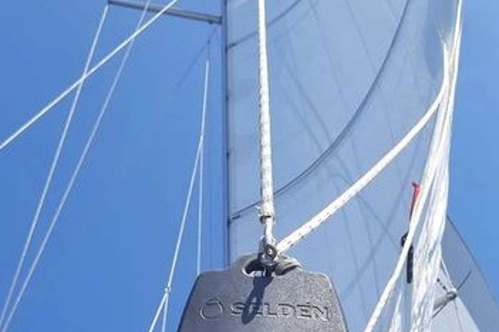 Aura 57 Sailboat, Selden mast